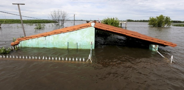 Casa fica submersa em Assunção, Paraguai. As inundações provocadas pela chuva forte atingiram Paraguai, Argentina, Uruguai e Brasil