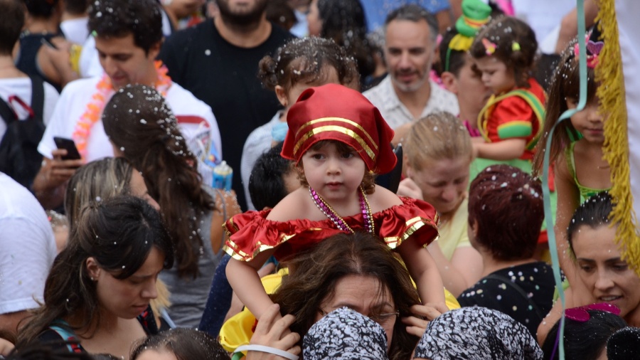 Pais e filhos participam do desfie de carnaval do bloco infantil Mamãe eu Quero, na zona oeste de São Paulo (SP) - J. Duran Machfee/Agência Estado