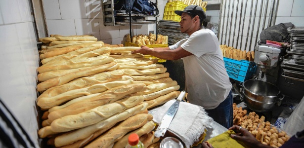 Padeiro manuseia canillas em uma padaria do governo venezuelano; o tradicional pão tem o preço controlado por Caracas - Juan Barreto/AFP