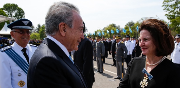 23.out.2017 - Presidente Temer cumprimenta a procuradora-geral da República, Raquel Dodge, após concessão de medalha da Ordem do Mérito Aeronáutico - Marcos Corrêa/PR