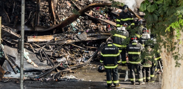 Um incêndio de grandes proporções destruiu parte do prédio de uma loja da rede de armarinhos Fernando, no centro de São Bernardo do Campo (SP), na madrugada desta quarta-feira - Carla Carniel/Código 19/Estadão Conteúdo