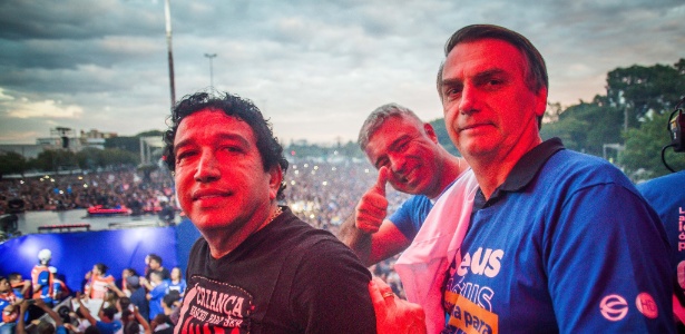 Bolsonaro (à dir.) e Major Olímpio (cento) na Marcha para Jesus, em São Paulo