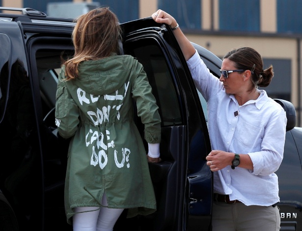 A primeira-dama dos EUA e sua jaqueta polêmica, durante visita a albergue na quinta - Kevin Lamarque/Reuters