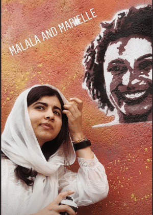 Malala posa ao lado de grafite de Marielle - Reprodução/Instagram Luisa Dorr
