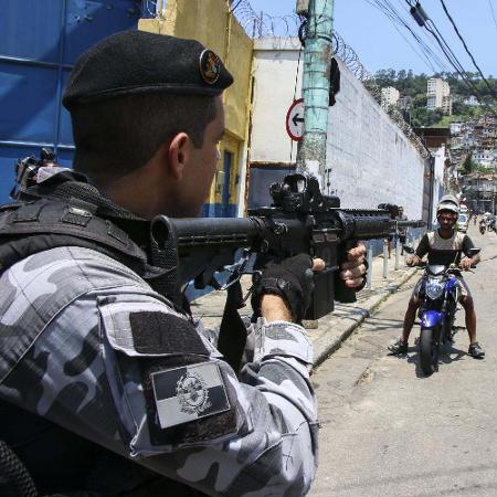 Polícia Militar em operação no Morro do Fallet  - BETINHO CASAS NOVAS/ESTADÃO CONTEÚDO
