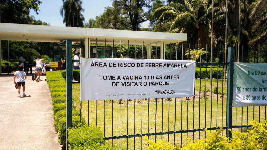 9.fev.2019 - Um posto de vacinação foi montado em frente ao Jardim Zoológico de São Paulo. Um aviso na entrada do parque pede para que visitantes tomem a vacina da febre amarela 10 dias antes de entrar no local - Marcelo Gonçalves/Sigmapress/Estadão Conteúdo