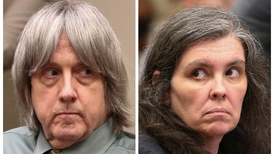 22.fev.2019 - David Turpin (esq.) e Louise Anna Turpin (dir.) durante julgamento na Califórnia - Reuters