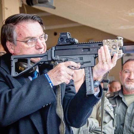 01.04.2019 - Bolsonaro publica foto com arma e critica desarmamento durante visita a Israel - Reprodução/Instagram