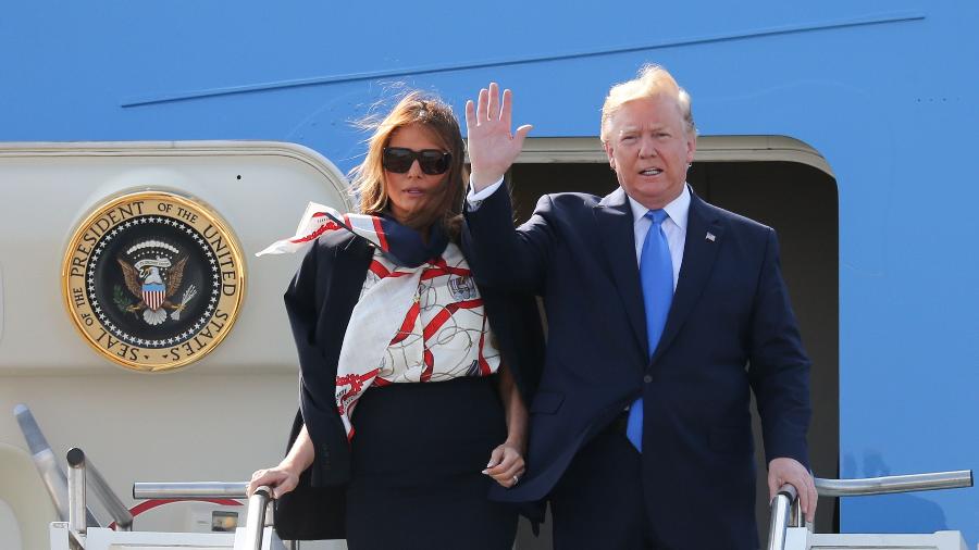 03.jun.2019 - O presidente dos Estados Unidos Donald Trump e a primeira-dama Melania desembarcam no aeroporto de Stansted, no norte de Londres - Isabel Infantes/AFP