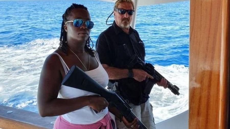 John McAfee postou esta foto com a esposa no Twitter, aparentemente depois de deixar Cuba - TWITTER/@OFFICIALMCAFEE