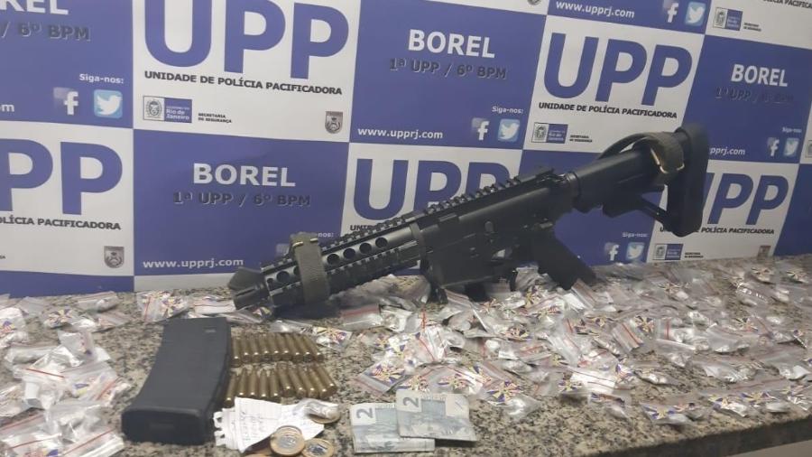 30.jul.2019 - PM apreendeu fuzil em operação no Morro do Borel. Segundo a polícia, a arma pertencia a Rogério Siqueira da Silva, apontado como um dos chefes do tráfico da região - Divulgação/Polícia Militar