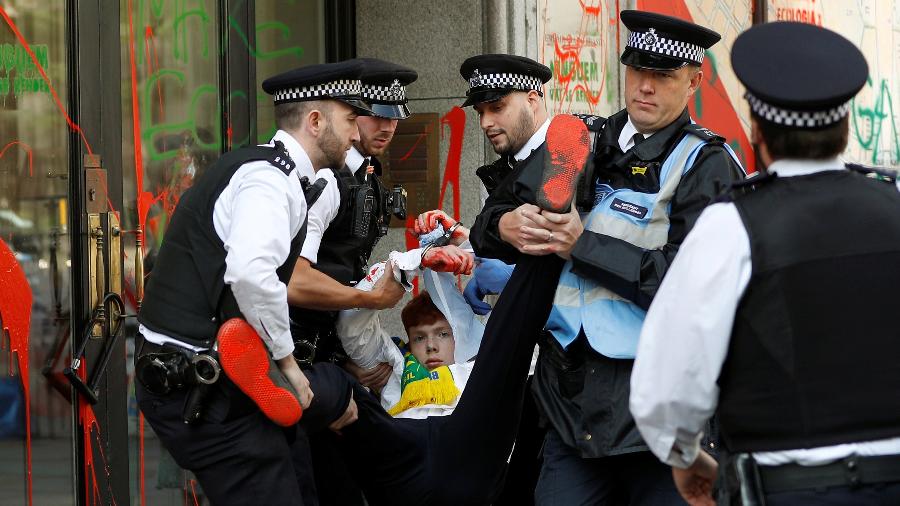 Policiais prendem ativista que jogou tinta na embaixada brasileira em Londres - Peter Nicholls/Reuters