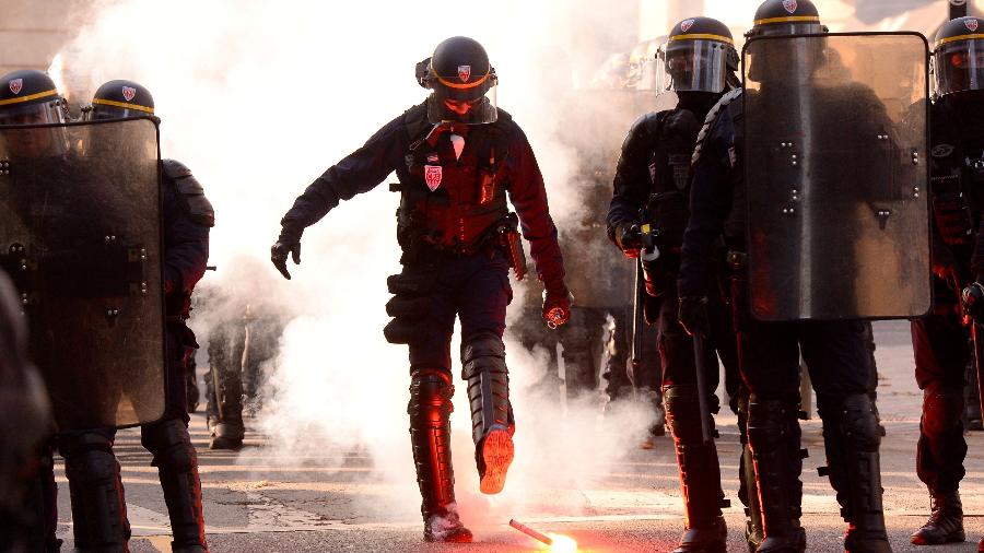 A promessa de "tolerância zero" em relação a casos de racismo e abusos por parte da polícia francesa deixou policiais e oficiais furiosos - Nicolas TUCAT / AFP