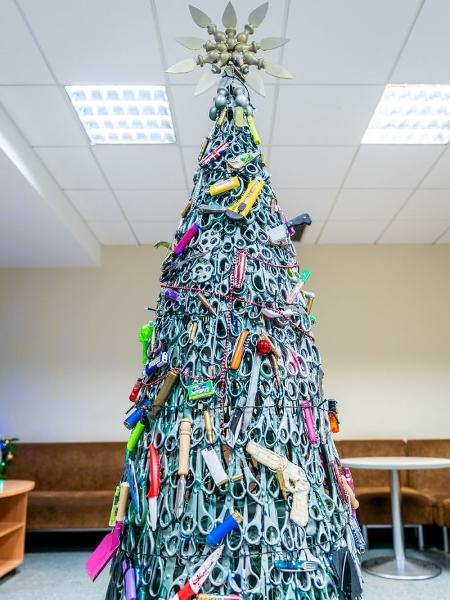 Aeroporto de Vilnius, na Lituânia, cria árvore de Natal só com itens barrados em avião e confiscados de passageiros - Divulgação/Aeroporto de Vilnius