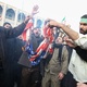 Iranianos queimam bandeira dos EUA em protesto após ataque que matou general - ATTA KENARE / AFP