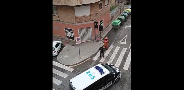 Na Espanha | 'Dinossauro' fura restrições e é barrado na rua por policiais
