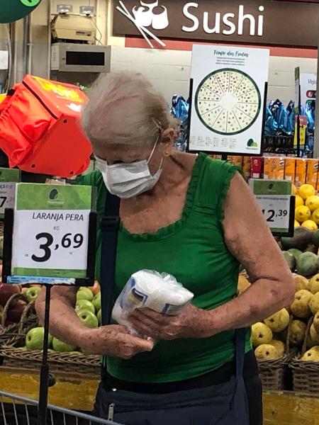 Pessoas usam máscaras para circular em supermercado de Copacabana, na zona sul do Rio - Herculano Barreto Filho/UOL