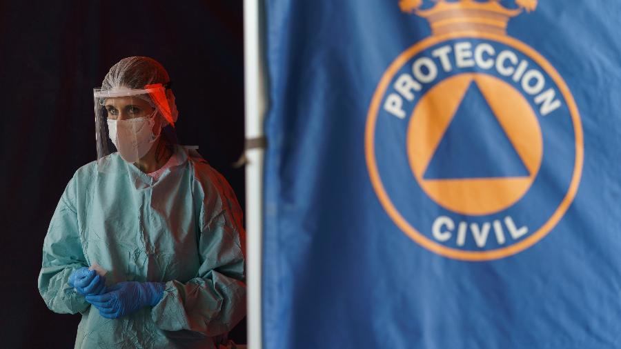 Trabalhadora da saúde usa trajes de proteção para atendimento em um ponto de testagem para a covid-19 na Espanha - Cesar Manso/AFP