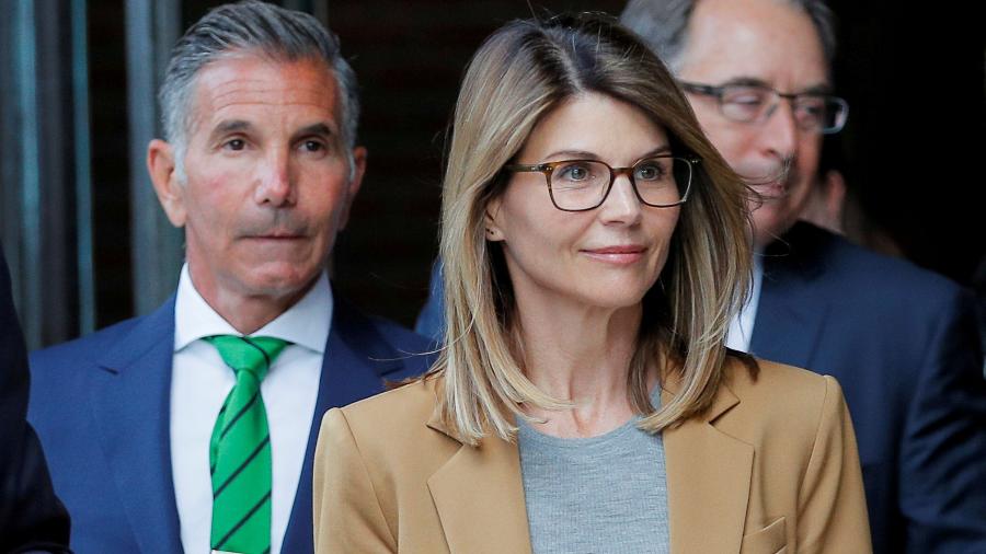 Atriz Lori Loughlin e o marido, Mossimo Giannulli, deixam tribunal em Boston - Brian Snyder