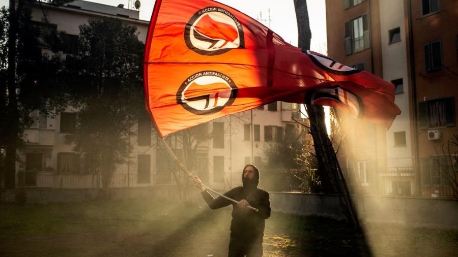 22.fev.2020 - Roma, Itália: manifestante com bandeira antifascista participa de marcha em memória de Valerio Verbano, militante esquerdista morto em 1980 - Ivan Romano/Getty Images)