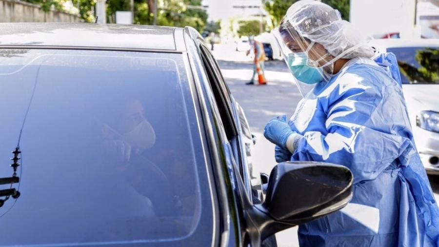 Profissional de saúde faz teste para detectar o coronavírus em motorista no Hospital Geral de Fortaleza - Divulgação/Governo do Ceará