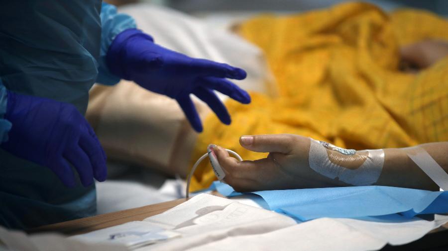Imagem genérica de enfermeiro tratando paciente com novo coronavírus - Justin Sullivan/Getty Images