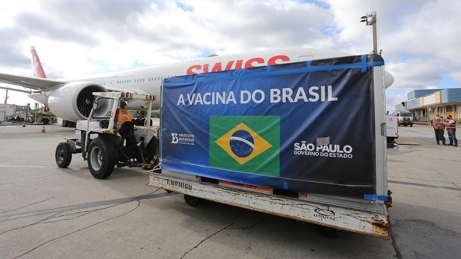 O governador João Doria (PSDB), acompanha a chegada de 1,6 milhão de doses de Coronavac no Aeroporto Internacional de Guarulhos - Divulgação/Governo do Estado de São Paulo