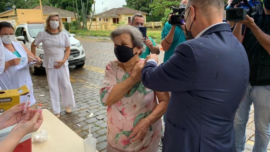 12.fev.2021 - O diretor do Instituto Butantan, Dimas Covas, vacina a mãe de 87 em Batatais, no interior de São Paulo, contra a covid-19 - Divulgação