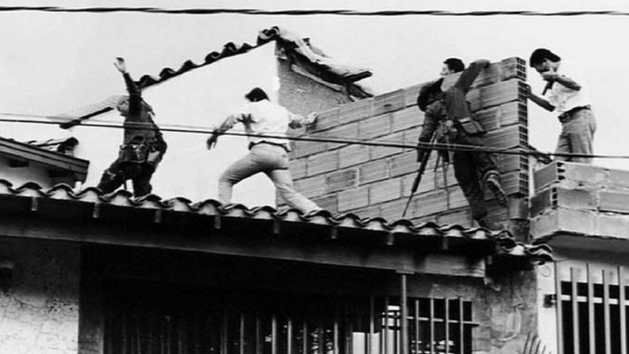 Forças de seguranças colombianas no telhado em que Pablo Escobar foi morto a tiros em 2 de dezembro de 1993 - JESUS ABAD-EL COLOMBIANO/AFP/GETTY IMAGES
