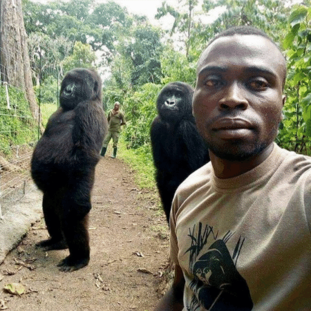 Ndakazi (à dir.) e a irmã Ndeze ficaram famosas após selfie com cuidadores em Parque Nacional de Virunga - Reprodução/Instagram