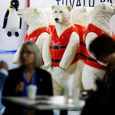 Estátuas de ursos polares com coletes salvavidas, em referência ao derretimento das geleiras e ao aumento do nível dos oceanos, são vistas em protesto durante a COP26  - Phil Noble/Reuters