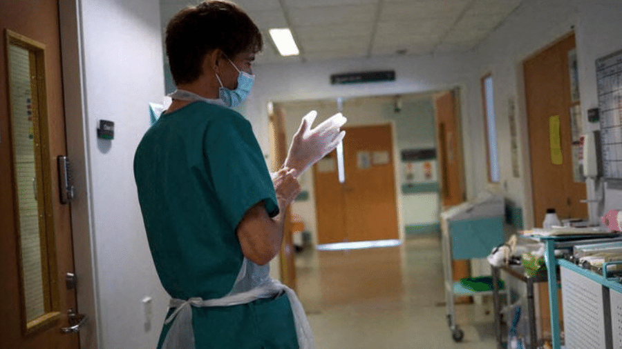 Profissional da saúde em hospital em Blackburn, no Reino Unido - Hannah McKay/Reuters