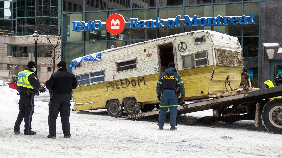 20.fev.2022 - Um veículo é rebocado da Kent Street, enquanto a polícia do Canadá trabalhava para despejar o último dos caminhões de apoiadores que ocupavam o centro da cidade em Ottawa, no Canadá - REUTERS/Carlos Osório