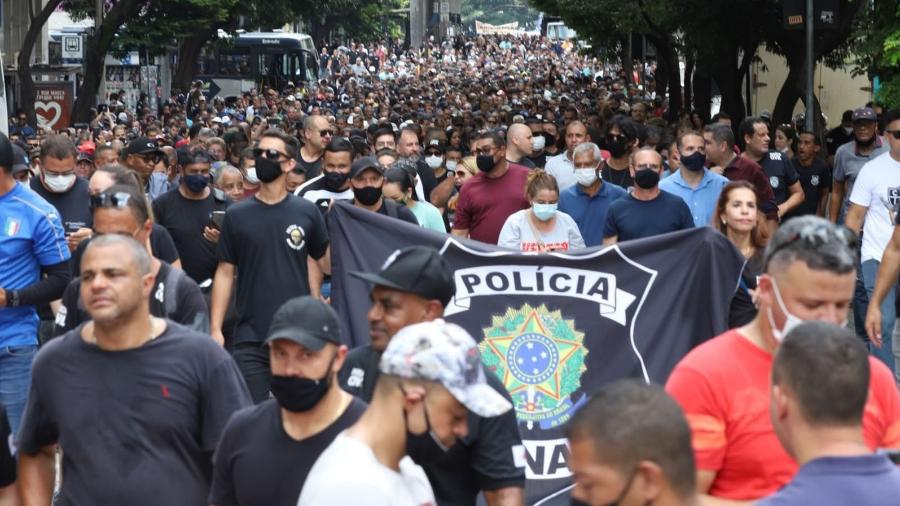 Agentes das forças de segurança de Minas Gerais protestam na praça da Estação, no centro de Belo Horizonte - FLÁVIO TAVARES/ESTADÃO CONTEÚDO