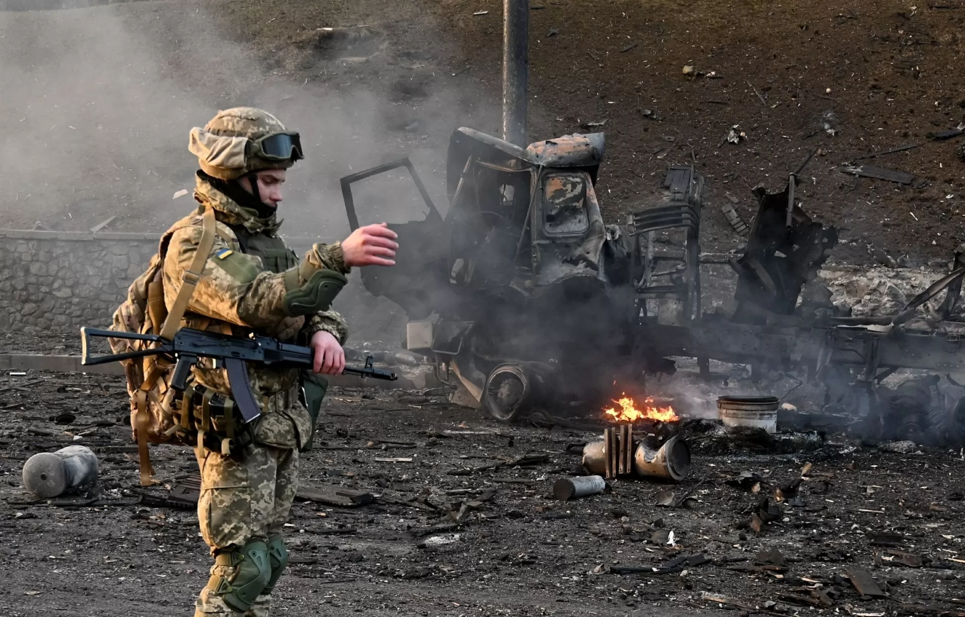 Soldados ucranianos passam por local onde houve conflito com combatentes russos, em Kiev - Sergei Supinsky/AFP
