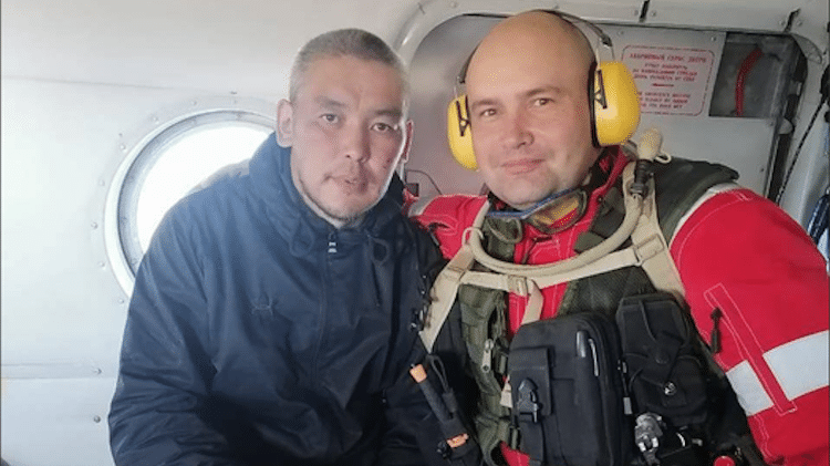 The rescue team recorded the moment when Pavel Krivoshapkin is taken by plane to a hospital in Yakutsk - Reproduction/Social Media - Reproduction/Social Media