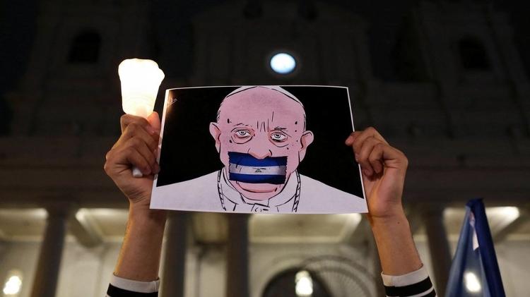 Nicaraguans in exile criticize the Pope's silence with banners like this - Reuters - Reuters