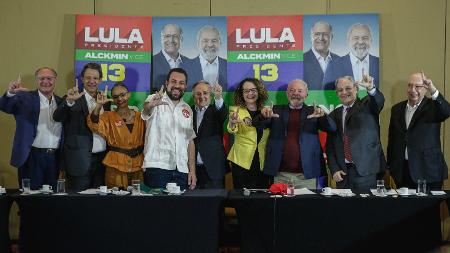 Ex-candidatos à Presidência fazem um "L" em apoio a Lula; Meirelles (último à direita) resistiu a fazer o sinal - Suamy Beydoun/AGIF - Agência de Fotografia/Estadão Conteúdo - Suamy Beydoun/AGIF - Agência de Fotografia/Estadão Conteúdo