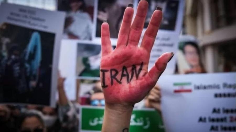 Enxadrista iraniana compete sem hijab, e Irã diz que ela não representa o  país