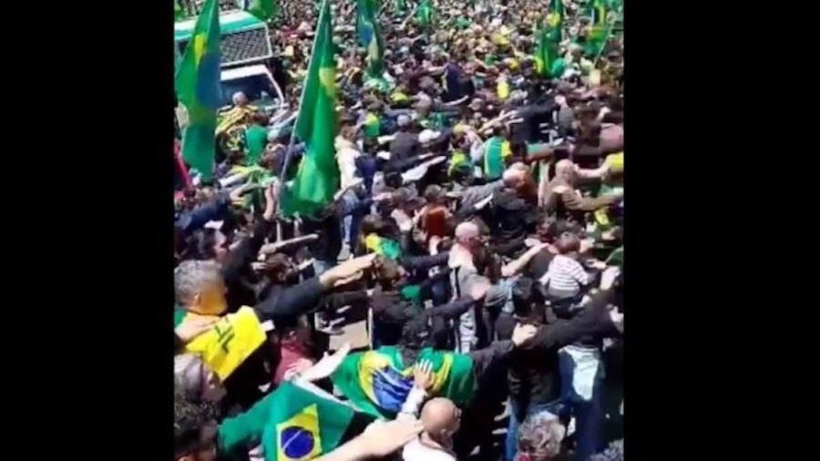 Bolsonaristas fazem saudação usada por nazistas em protesto golpista  - Reprodução/Twitter