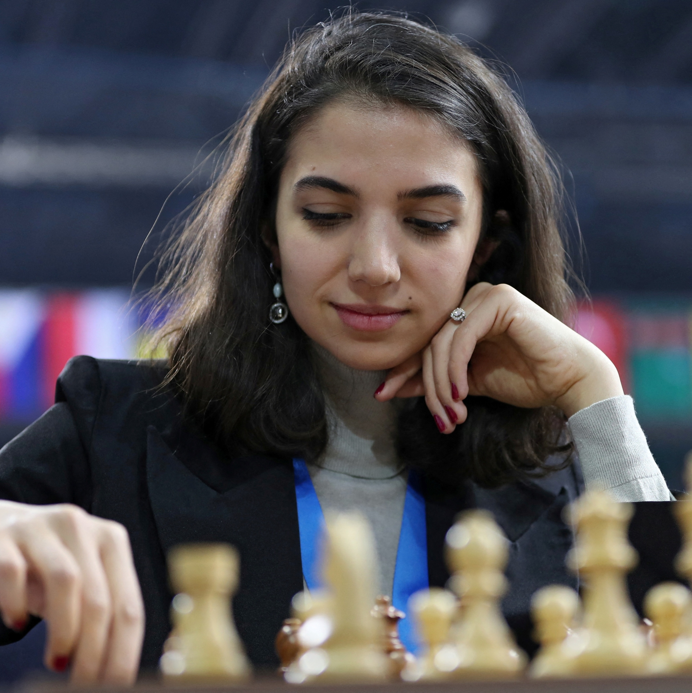 Mulher iraniana compete em torneio de xadrez sem hijab
