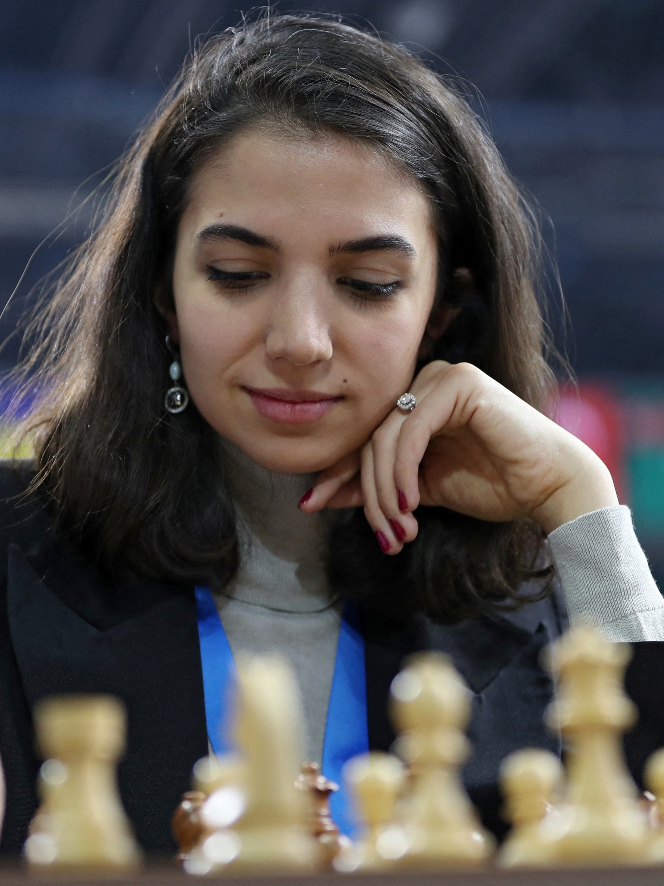 Mulher iraniana compete em torneio de xadrez sem hijab