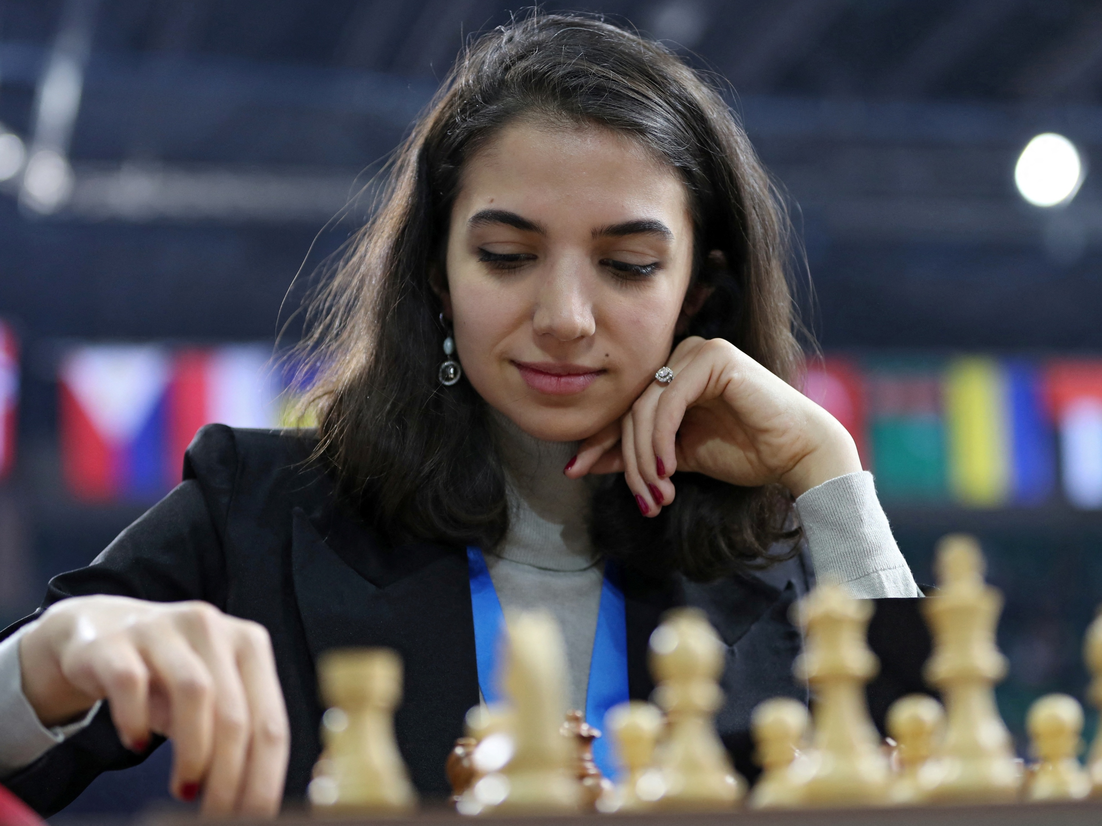 Jogadora de xadrez iraniana competiu num torneio sem o hijab e optou por  não regressar ao país