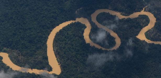 Rio contaminado pela atuação de garimpo ilegal na região do Surucucu, na Terra Indígena Yanomami (RR) 