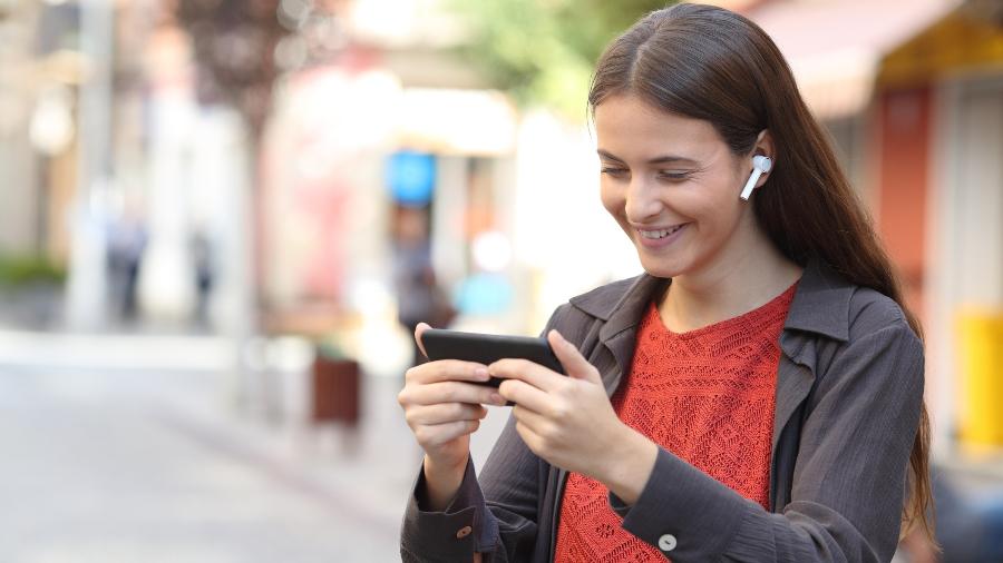 Fone sem fio oferece mais praticidade para suas atividades diárias, seja jogar ou ouvir música no celular ou praticar atividades físicas - iStock