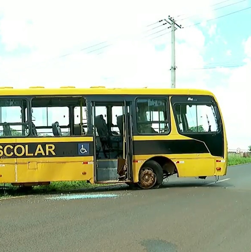 Motorista de ônibus escolar abandona veículo ao ser parado em