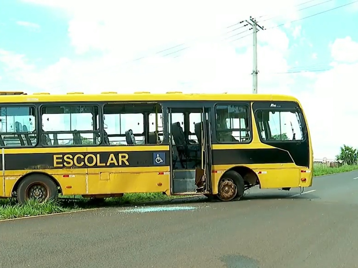 Jovem de 17 anos assume direção de ônibus escolar e salva colegas