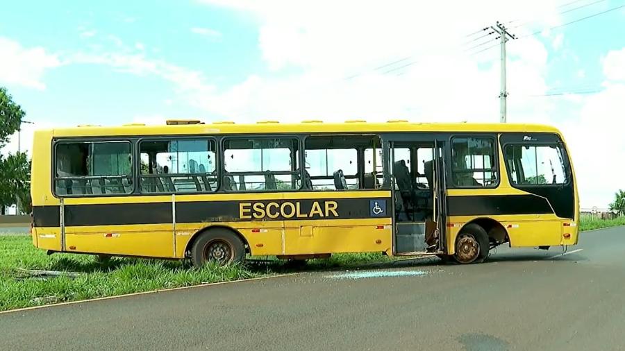 Ônibus escolar levava 35 alunos quando motorista desmaiou após mal súbito - EPTV/Reprodução de vídeo