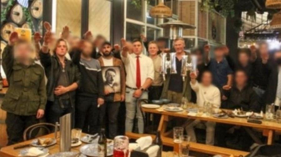 Grupo de neonazistas fazem saudação ao ditador Adolf Hitler em restaurante alemão em Melbourne - Reprodução/Victoria Police Department