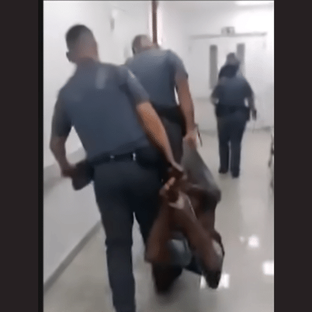 PMs carregam homem negro preso com mãos e pés amarrados - Reprodução de vídeo